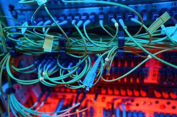 Comment sécuriser efficacement une baie de brassage contre les menaces informatiques?